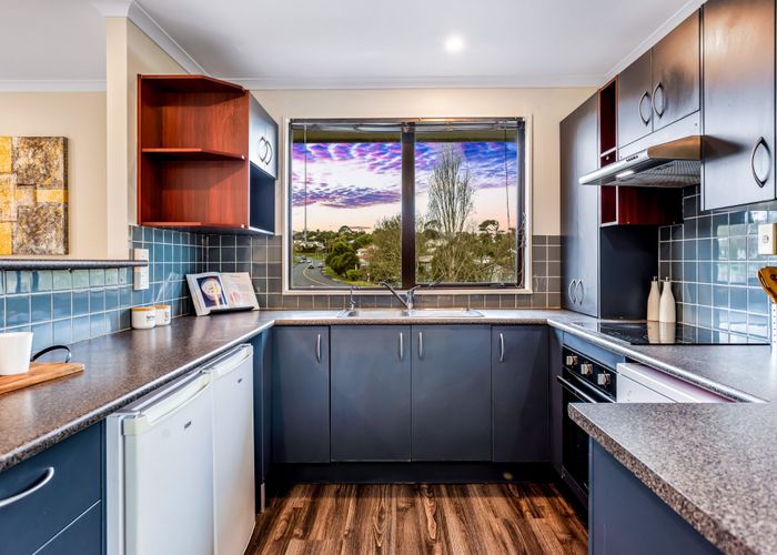  at 2/4 Elizabeth Drive, West Harbour, Waitakere City, Auckland