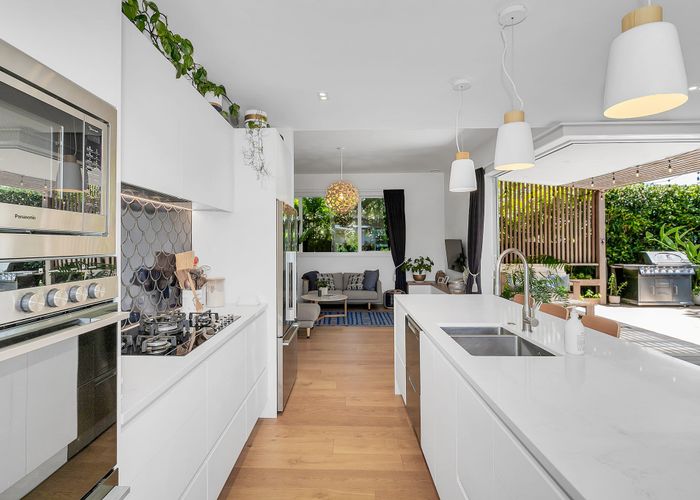  at 2 Manor Place, Point Chevalier, Auckland