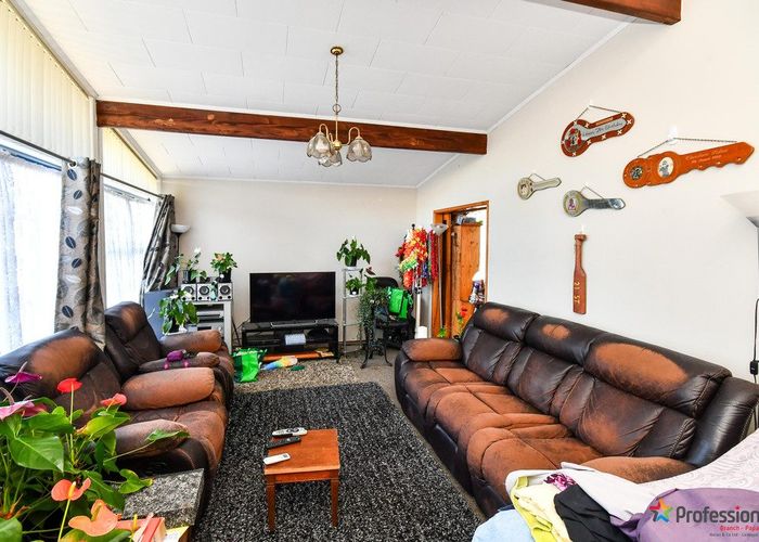  at 27 Kivell Close, Mangere East, Auckland