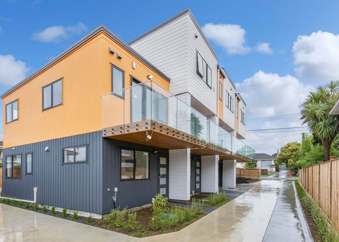  at 4/30 Woodford Avenue, Henderson, Waitakere City, Auckland