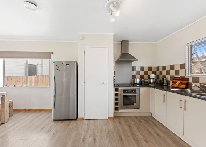  at 2/8 Jontue Place, Clover Park, Auckland