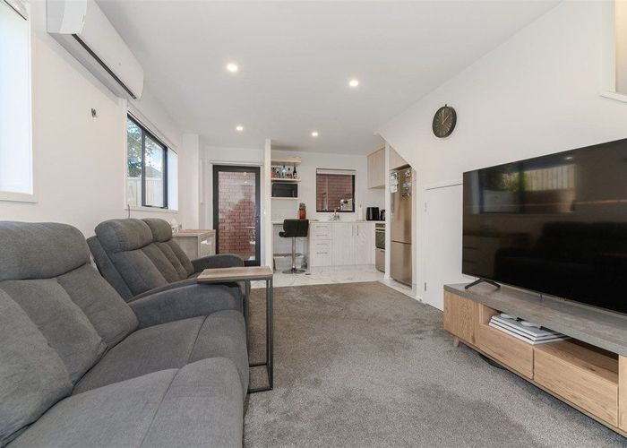  at 2/10 Yeovil Road, Te Atatu Peninsula, Auckland