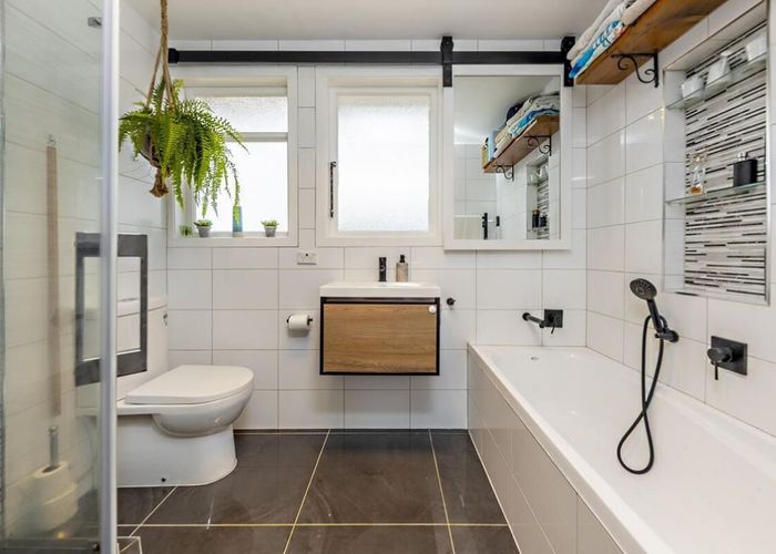  at 3 Gifford Road, Papatoetoe, Auckland