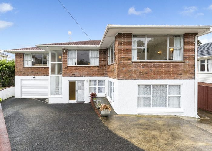  at 8 Fowey Avenue, Te Atatu South, Waitakere City, Auckland