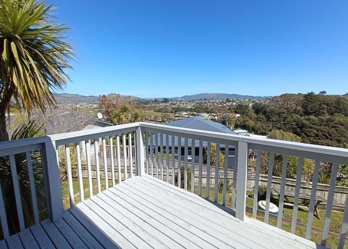  at 8 Gaff Place, Whitby, Porirua, Wellington