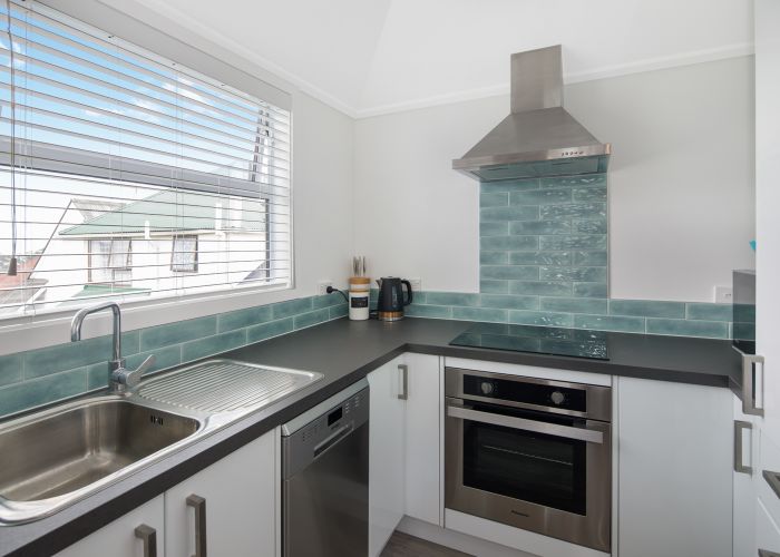  at 142 Akaroa Drive, Maupuia, Wellington