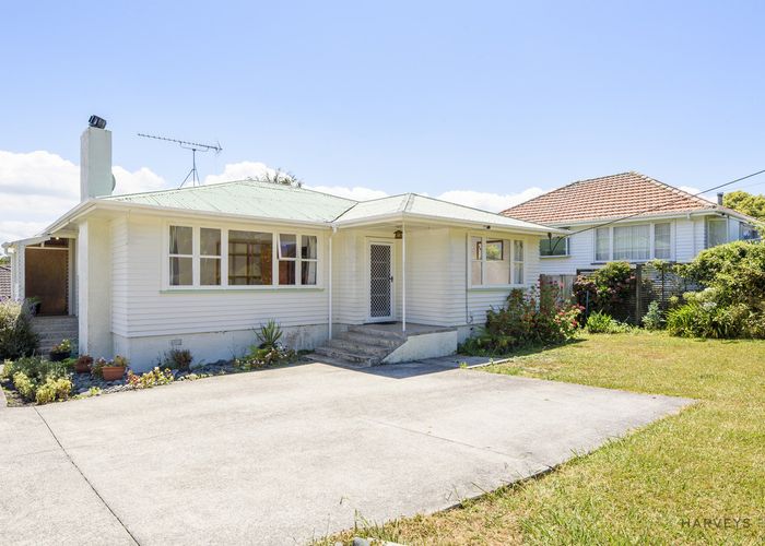  at 15 Cliff View Drive, Green Bay, Auckland