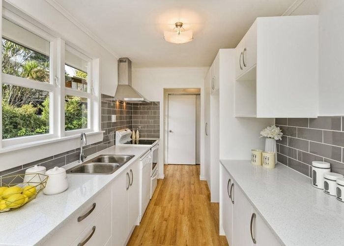  at 2/14 Selwyn Crescent, Forrest Hill, North Shore City, Auckland