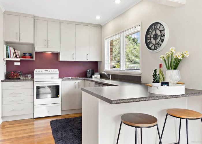  at 2/7 Knightsbridge Drive, Forrest Hill, Auckland