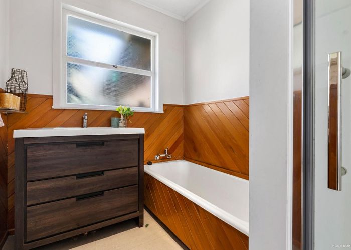  at 2/599 Glenfield Road, Totara Vale, North Shore City, Auckland