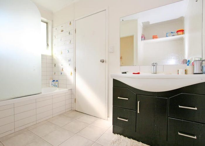  at 2/127 Aranui Rd, Mount Wellington, Auckland City, Auckland