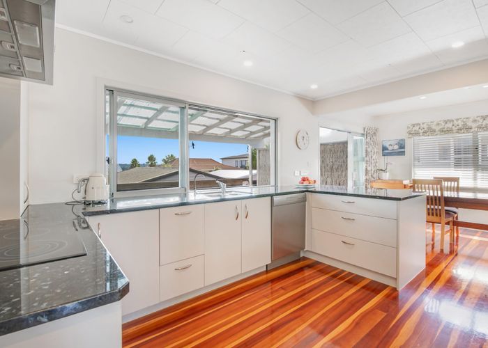  at 9 Devonshire Road, Unsworth Heights, Auckland