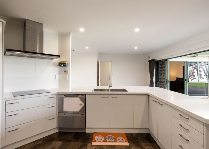  at 6 Bouverie Crescent, Flagstaff, Hamilton, Waikato
