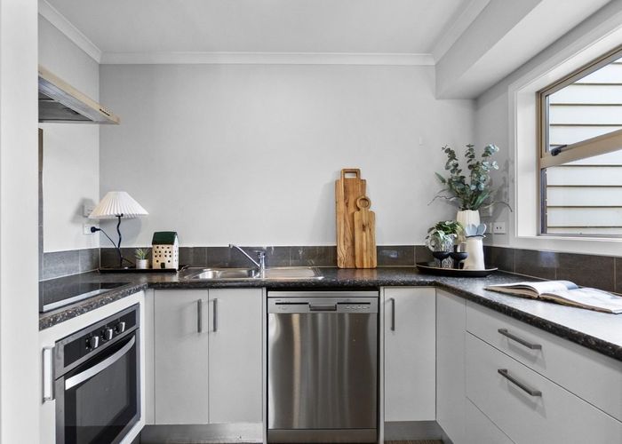  at 2/52 Cook Street, Hamilton East, Hamilton