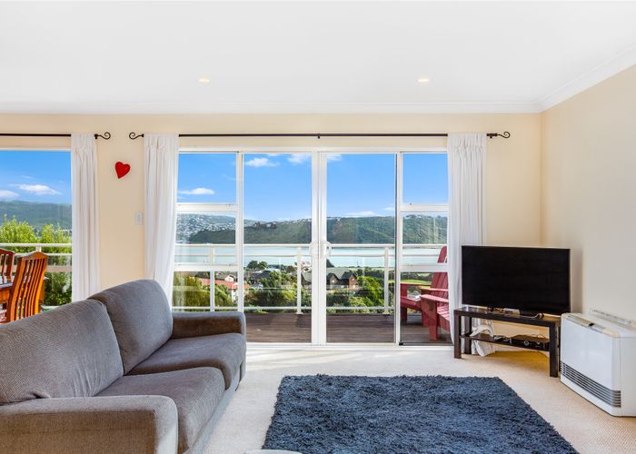 at 8 Cromarty Place, Papakowhai, Porirua