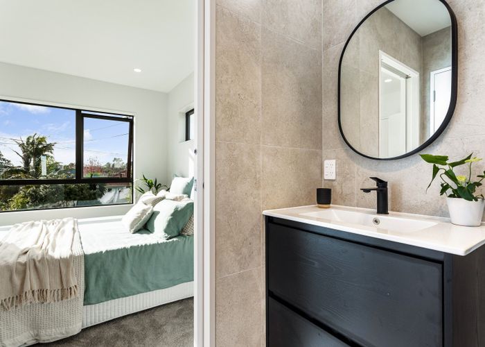  at 2/12 Fraser Road, Narrow Neck, Auckland