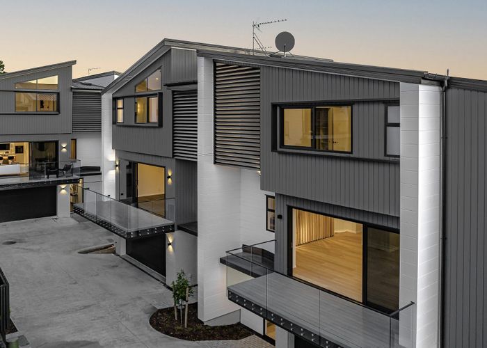  at 8 Stockade View Lane, Howick, Auckland