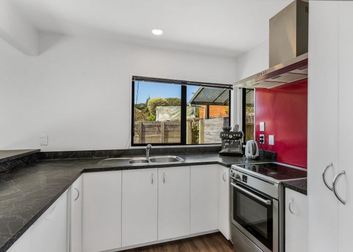  at 2/8 Fuchsia Place, Birkdale, Auckland