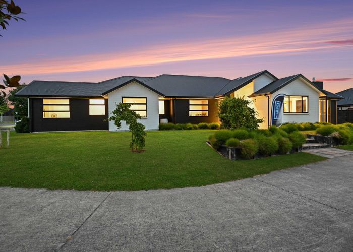  at 2 Helen June Avenue, Flagstaff, Hamilton
