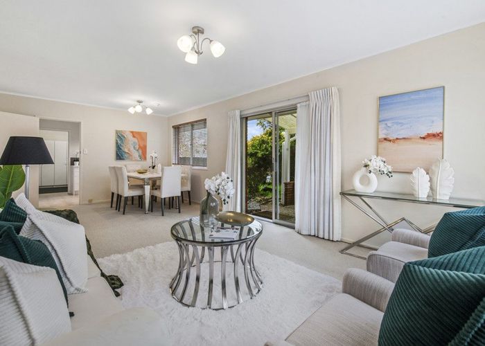  at 2/27A Eastern Beach Road, Eastern Beach, Manukau City, Auckland