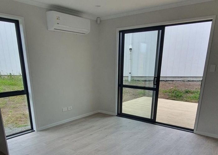  at 33 Redhills Road, Massey, Waitakere City, Auckland