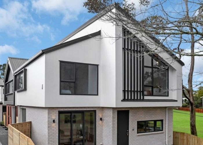  at 10C Truscott Place, West Harbour, Auckland