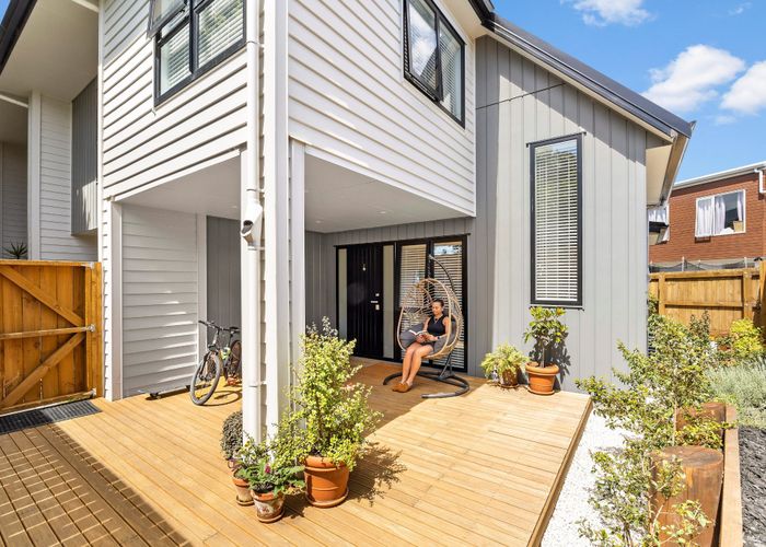  at 6 Taratoa Street, Point England, Auckland