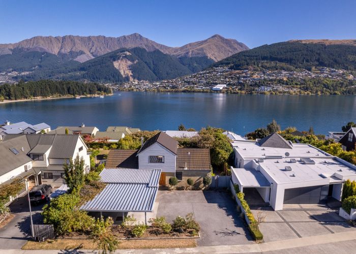  at 16 Oregon Drive, Kelvin Heights, Queenstown