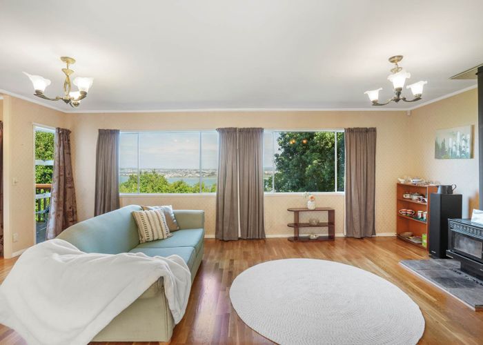  at 37 Hadfield Street, Beach Haven, Auckland