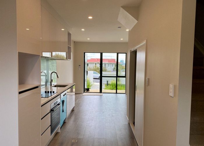  at 4/24 Tara Road, Henderson, Auckland