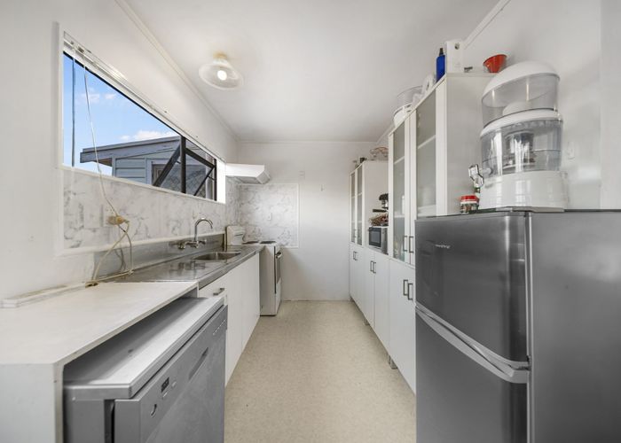  at 2/18 Elizabeth Avenue, Papatoetoe, Auckland