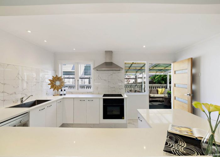  at 2/27 Peach Road, Glenfield, Auckland