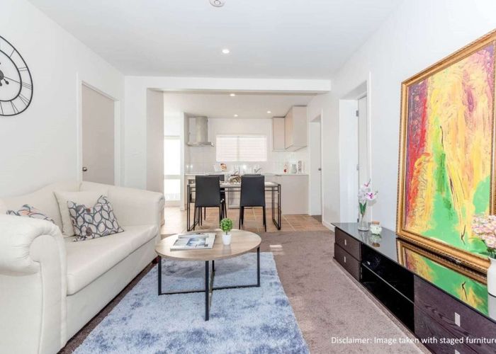  at 2/9 Vine Street, Mangere East, Auckland