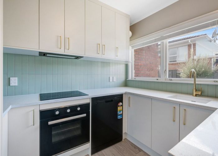 at 2/11 Roberts Avenue, Bayswater, North Shore City, Auckland