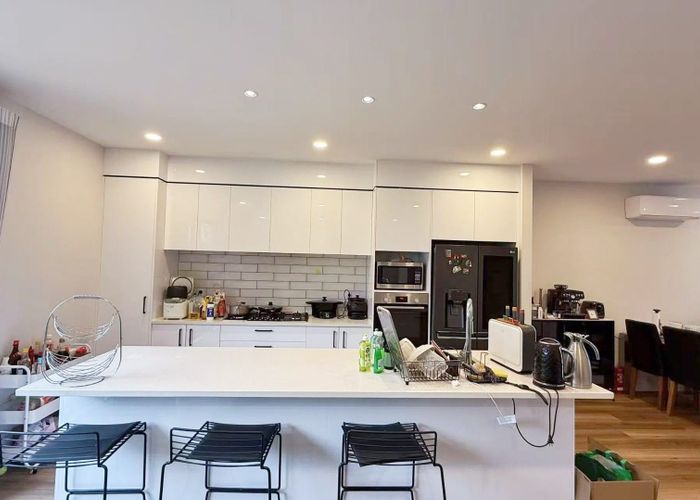  at 5 Milenio Crescent, Rosedale, North Shore City, Auckland