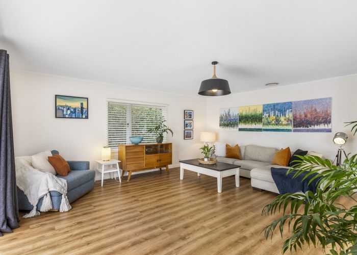  at 4 Dakota Avenue, Beach Haven, Auckland