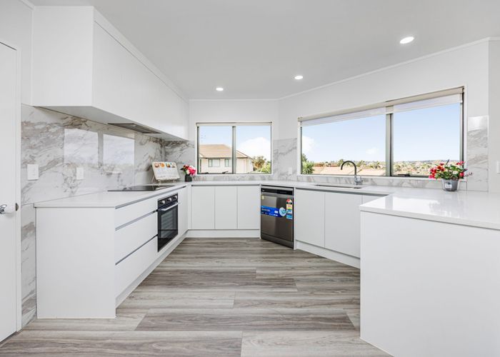  at 2/14 Kells Place, Botany Downs, Manukau City, Auckland