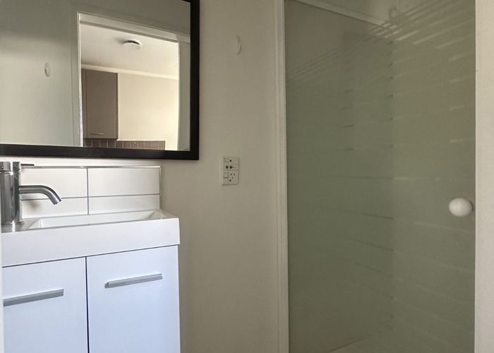  at 1/553 East Coast Rd, Browns Bay, North Shore City, Auckland
