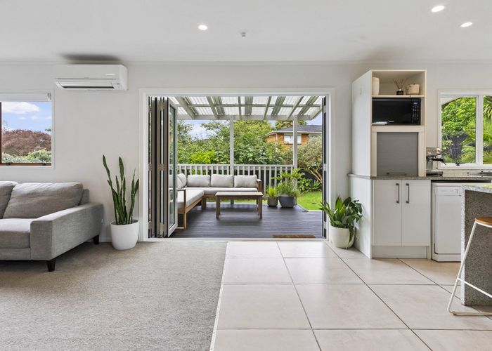  at 2/16 Sandiacre Way, Browns Bay, North Shore City, Auckland