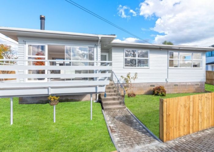  at 89 Awaroa Road, Sunnyvale, Auckland