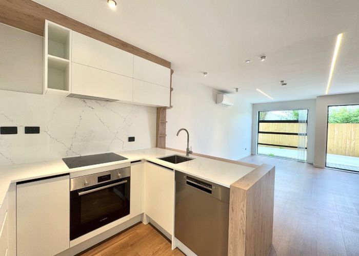  at 2/30 Wellesley Road, Mangere Bridge, Auckland