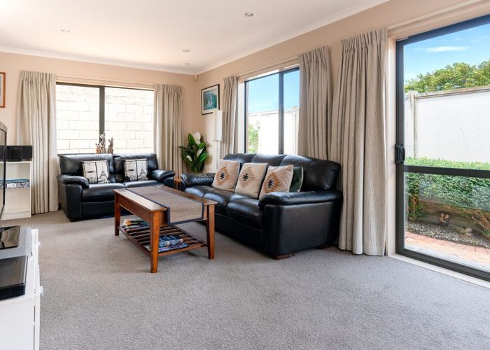  at 33 Argentine Avenue, Miramar, Wellington