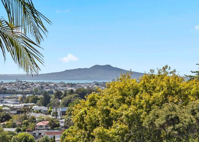  at 2/613A Glenfield Road, Tōtara Vale, Auckland