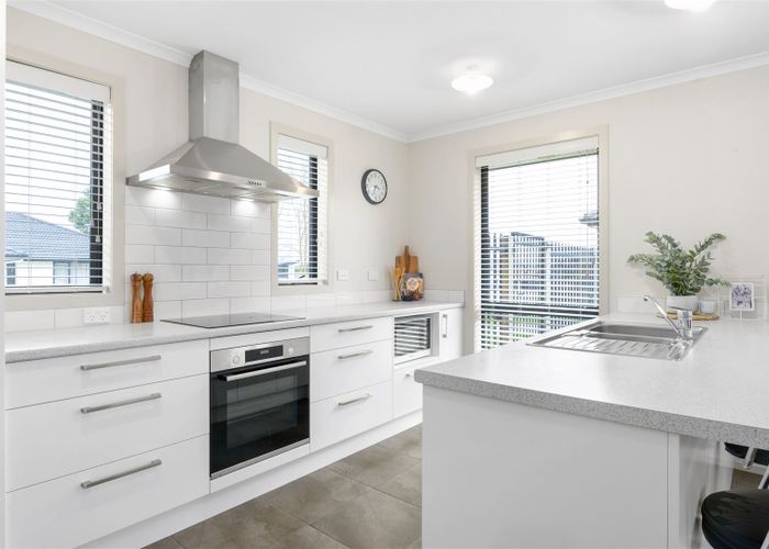  at 6 Oderings Place, Huntington, Hamilton