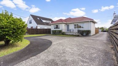  at 1/137 Shakespeare Road, Milford, Auckland