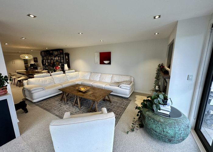  at 2/18 Tuhaere Street, Orakei, Auckland
