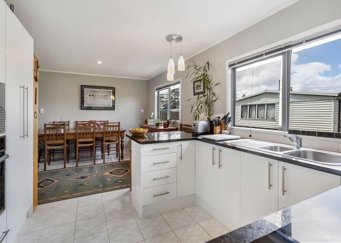  at 2//277 PORCHESTER Road, Takanini, Auckland 