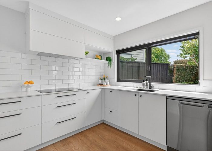  at 2/8 Calluna Crescent, Totara Heights, Manukau City, Auckland