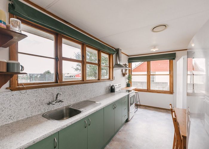  at 24 Thames Street, Roslyn, Palmerston North
