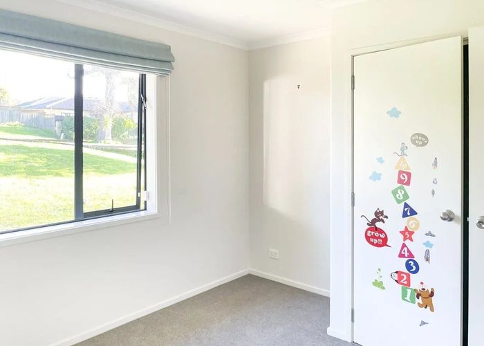  at 1 Summerland Drive, Henderson, Waitakere City, Auckland